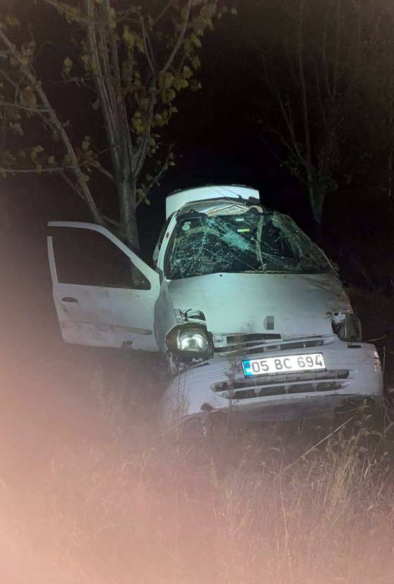 Amasya’da Yoldan Çıkan Otomobil Ağaca Çarptı: 1 Ölü, 1 Yaralı