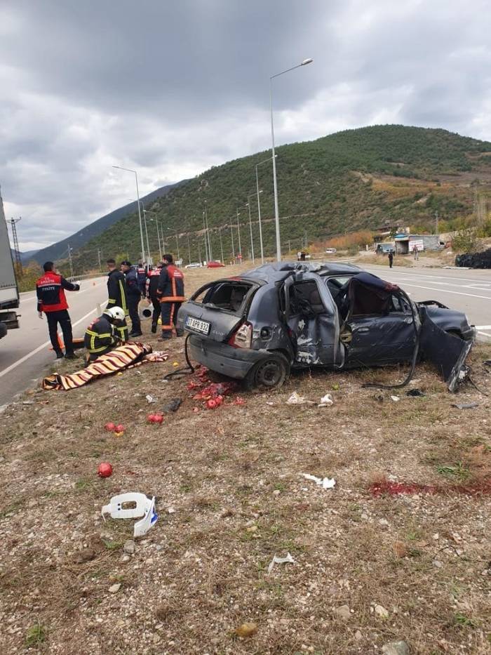 Amasya’da Otomobil Refüjdeki Aydınlatma Direğine Çarptı: 3 Yaralı