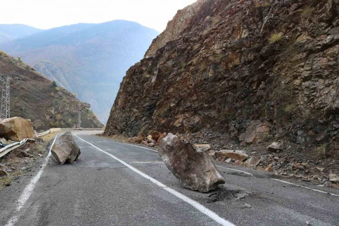 Artvin-ardahan Karayolunda Heyelan