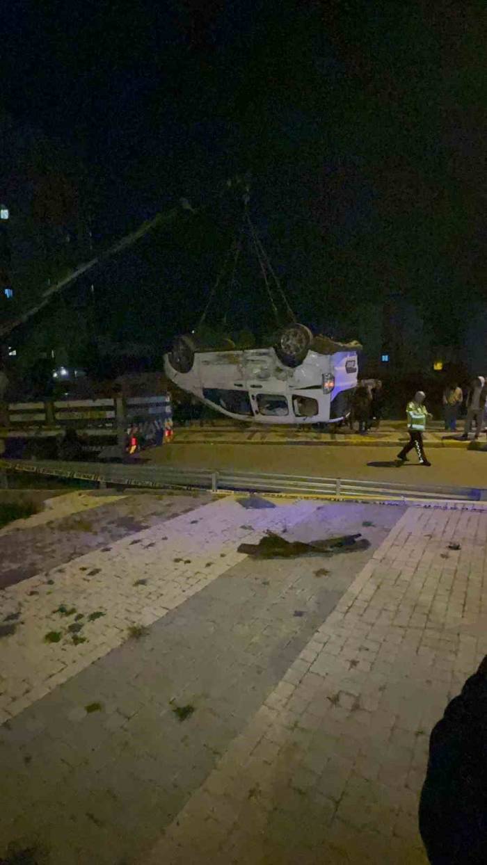 Sultanbeyli’de Minibüsle Çarpışan Araç Dereye Uçtu: 1 Yaralı