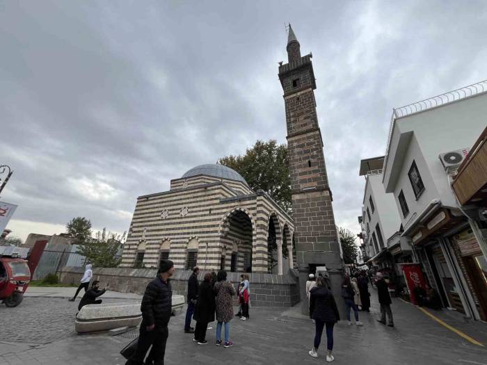 Diyarbakır’da Hafta Sonu Turist Yoğunluğu