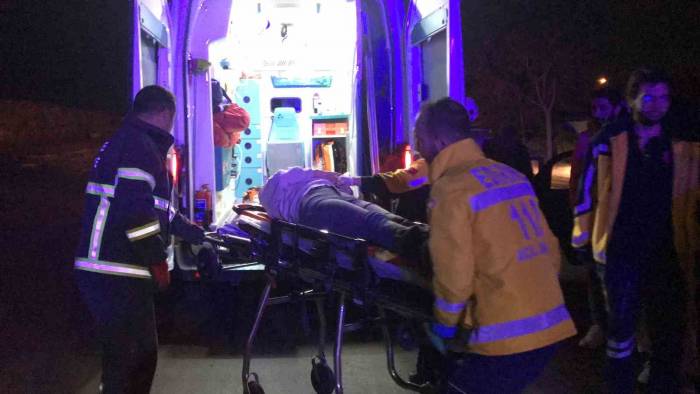 Edirne’de Otomobil Aydınlatma Direğine Çarptı: 2 Yaralı