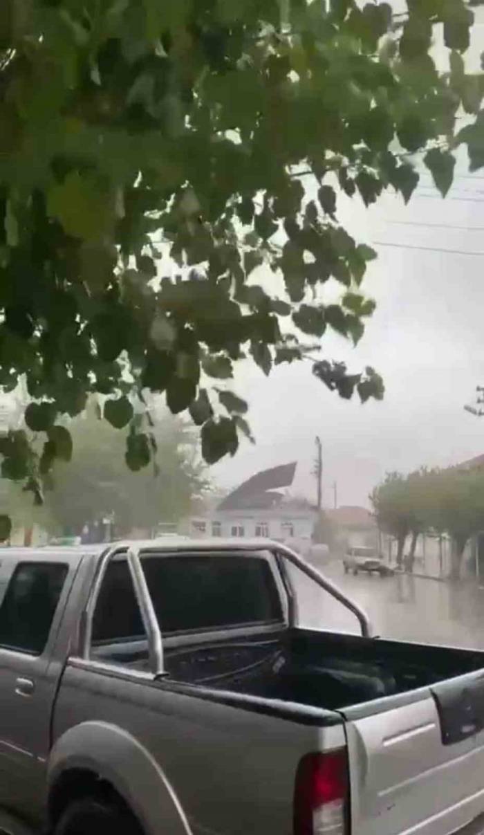 İzmir’de Çatının Uçma Anı Böyle Görüntülendi