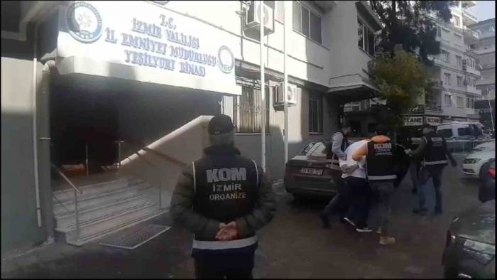 İzmir’de Silah Ticareti Yapan Şebeke Çökertildi