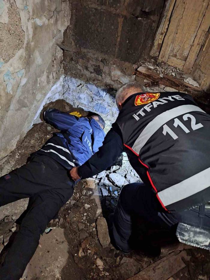 Kars’ta Toprak Altında Kalan Yavru Köpek Kurtarıldı