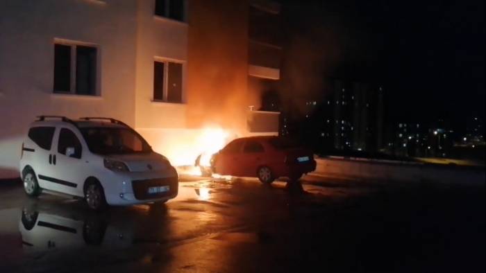 Kırıkkale’de Park Halindeki Otomobil Alev Alev Yandı