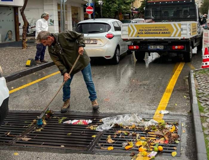 Kuşadası Belediyesi Sağanağa Karşı Sahada