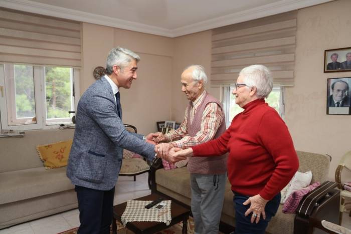 Başkan Oktay Öğretmenini Unutmadı