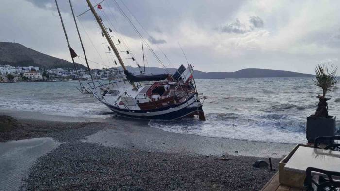 Bodrum’da Düzensiz Göçmen Teknesi Karaya Vurdu