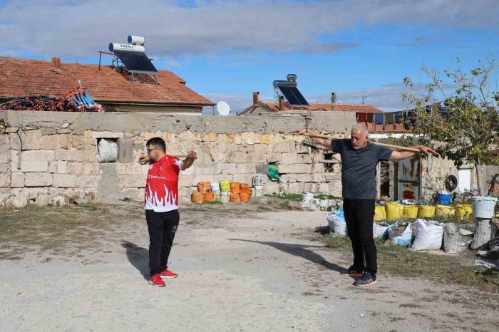 Tarkan Öğretmenin Kürek Sapıyla Çalıştırdığı Ramazan Ciritte Dünya 2.’si Oldu