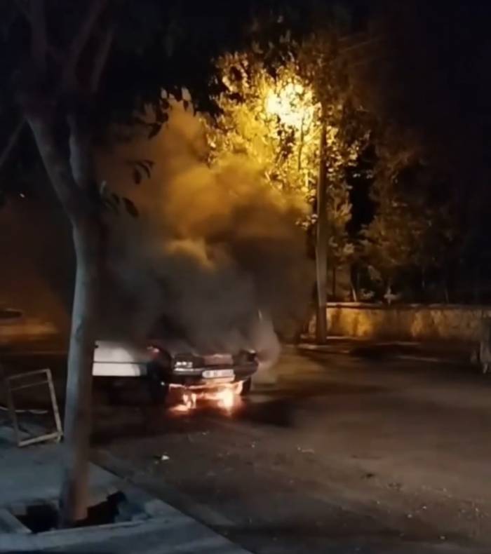 Siverek’te Seyir Halindeyken Yanan Otomobil Kullanılamaz Hale Geldi