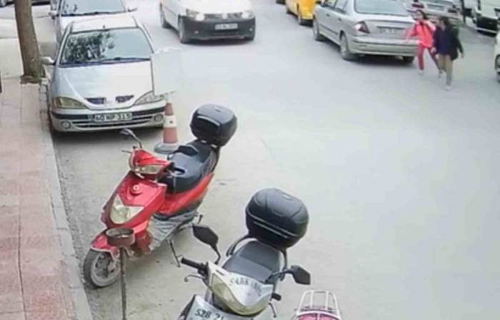 Karşıdan Karşıya Geçerken Ölümden Döndü, O Anlar Kamerada