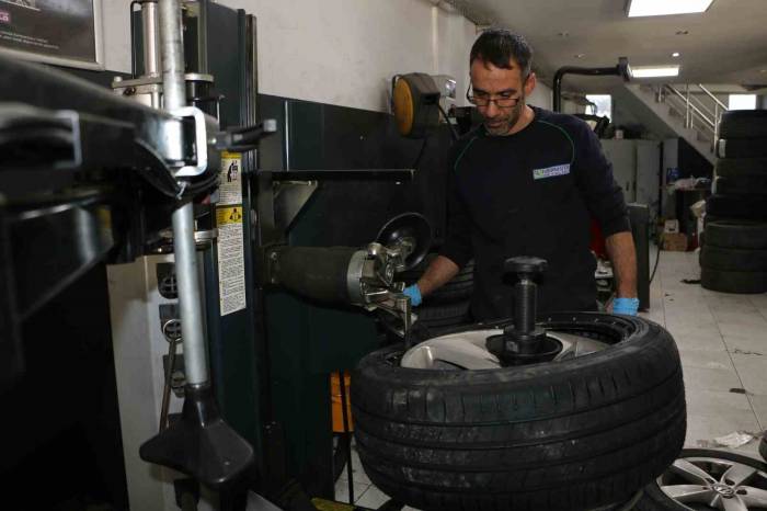 Lastikçilerde Kış Mesaisi Başladı