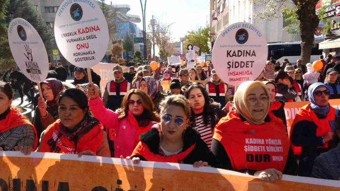 Van’da "Kadına Şiddete Hayır" Yürüyüşü Yapıldı