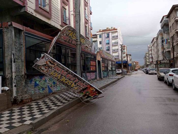 Afyonkarahisar’da Fırtına Hayatı Olumsuz Etkiledi