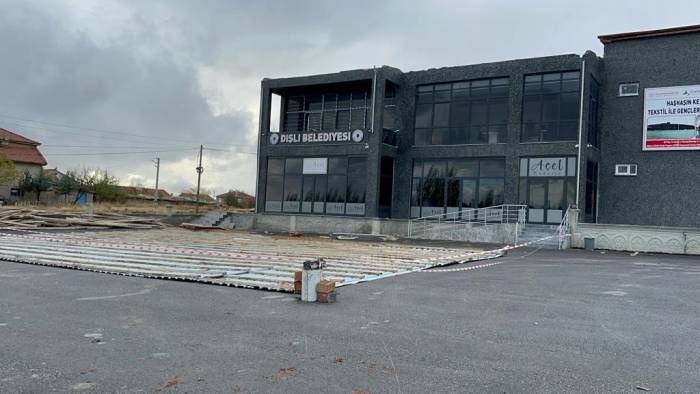 Fırtına Belediyenin Çatısını Uçurdu