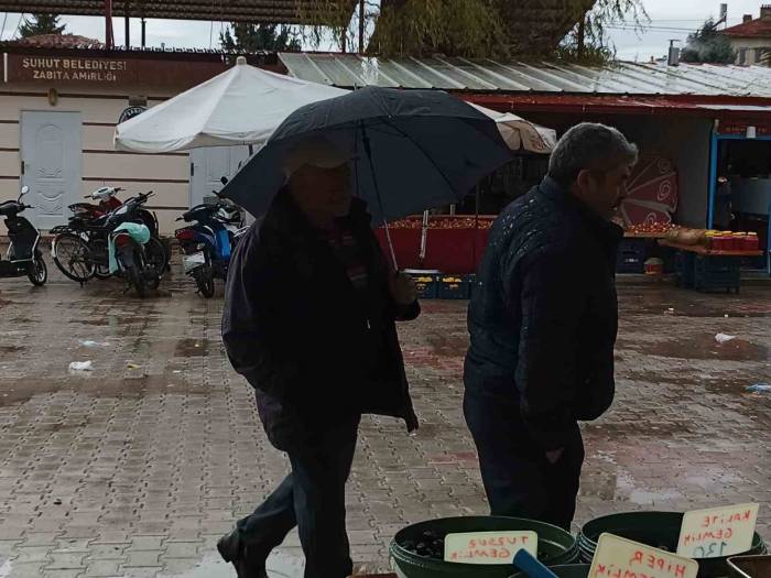 Pazarcı Esnafının Yağmur Ve Şiddetli Rüzgarla İmtihanı