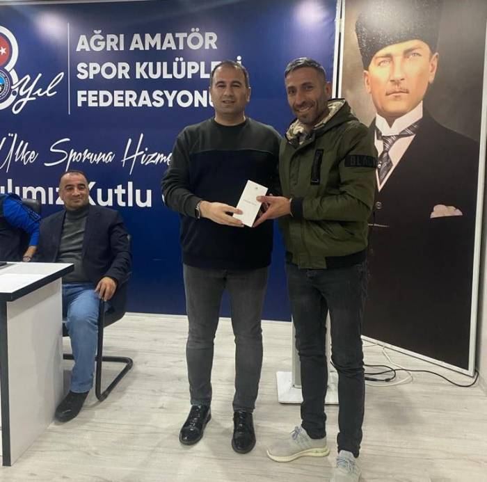 Lisans Parasını Bulamayan Kulüp Yöneticisi Cep Telefonunu Sattı