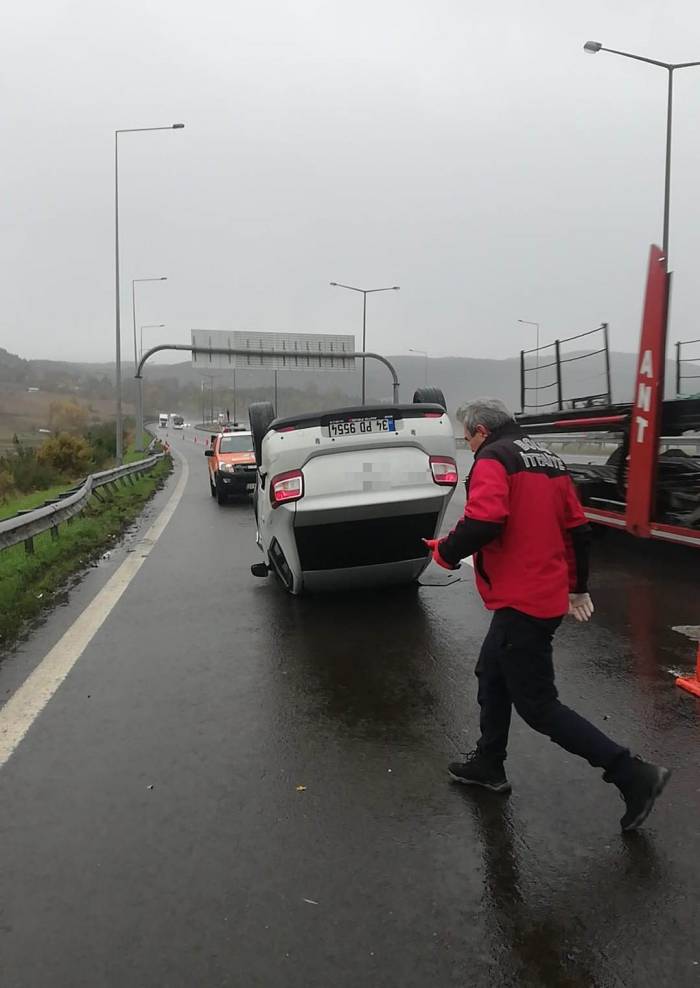 Otomobil Otoyolda Takla Attı: 2 Yaralı