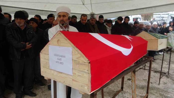 Komşusu Tarafından Öldürülen 15 Temmuz Gazisi Ve Oğlu Gözyaşlarıyla Toprağa Verildi