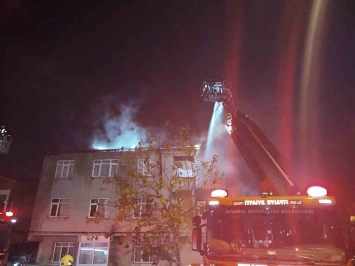 Ataşehir’de Binanın Çatısı Alev Alev Yandı