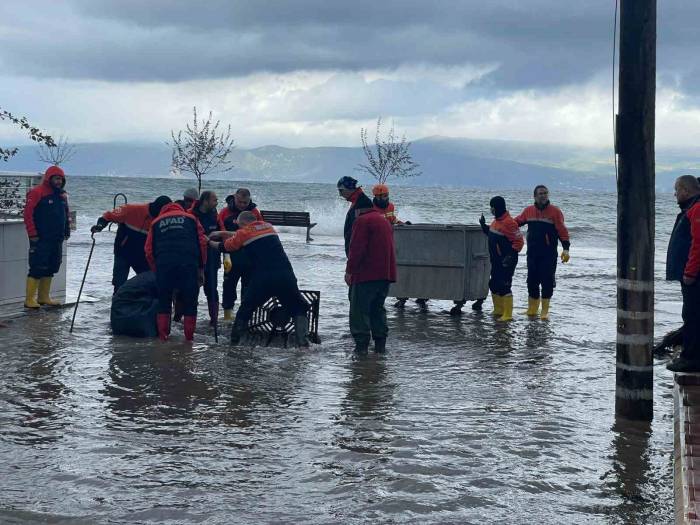 Bursa’da Fırtına Hayatı Felç Etti, Deniz Karayla Birleşti