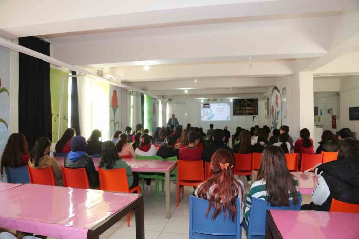 Başkan Arslan Tecrübelerini Öğrencilerle Paylaştı