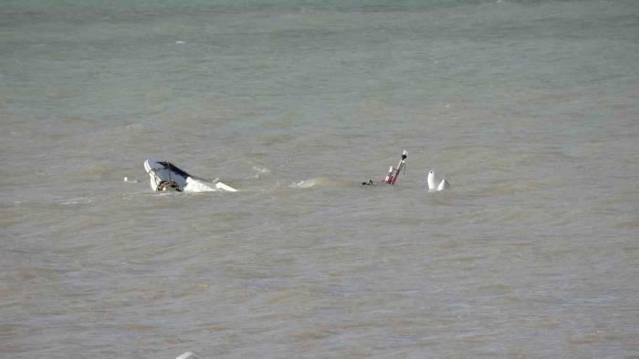 Çanakkale’de Dardanos Sahilinde Fırtına Nedeniyle 3 Tekne Battı, İskele Yıkıldı