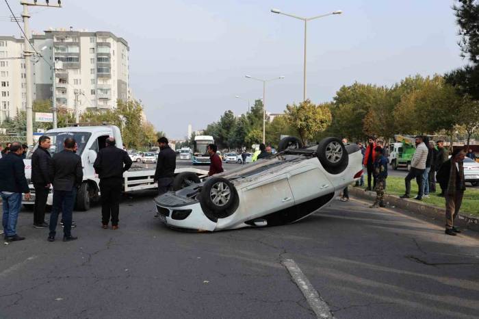 Diyarbakır’da Seyir Halindeki Otomobilin Tekerine Çarpan Otomobil Takla Attı: 1 Yaralı