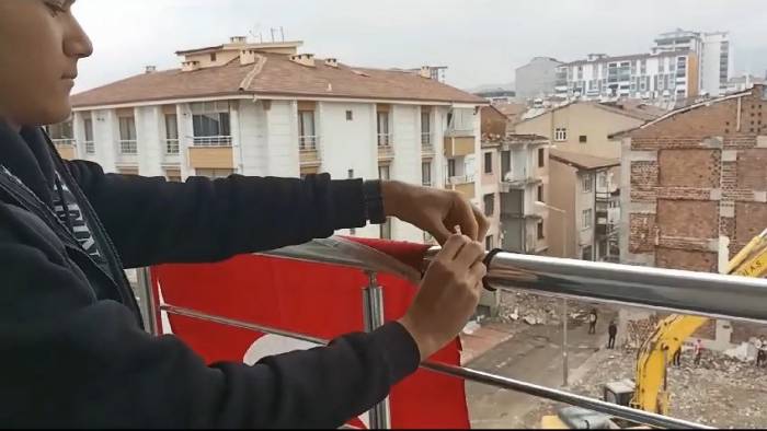 Yerdeki Türk Bayrağını Önce Kaldırıp Öptü, Ardından Yıkayıp Balkona Astı