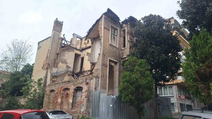 Fatih’te Metruk Bina Kısmen Çöktü, Park Halindeki Araçlar Hasar Gördü