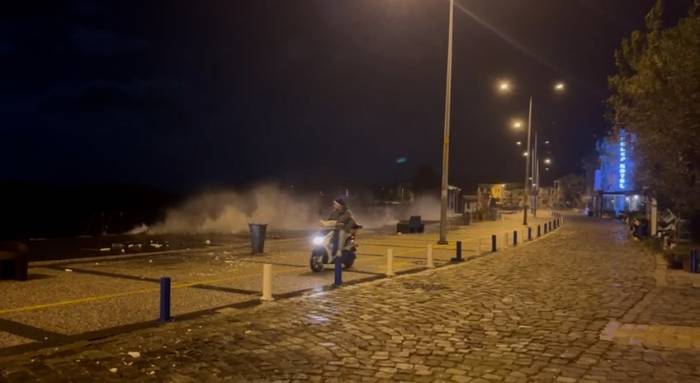 Foça’da Fırtına İskeleyi Yıktı