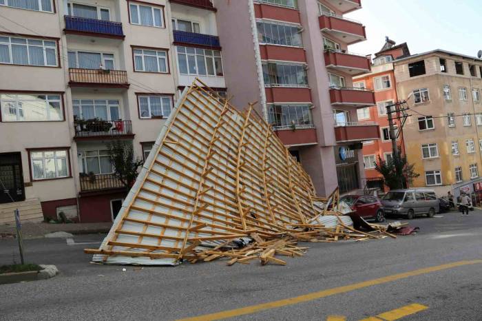Giresun’da Şiddetli Rüzgar Nedeniyle Çatılar Uçtu, Motosiklet Sürücüsü Uçan Çatının Altında Kaldı