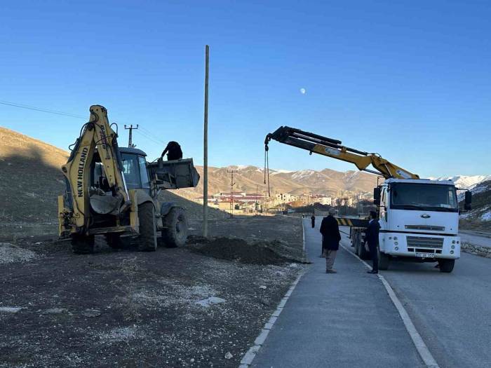 Yüksekova’daki Toki Yolu Aydınlatılıyor