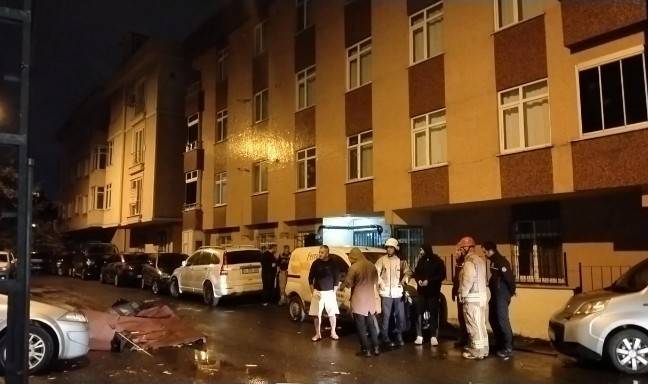 İstanbul’da Fırtınada Uçan Çatı Otomobillerin Üstüne Düştü