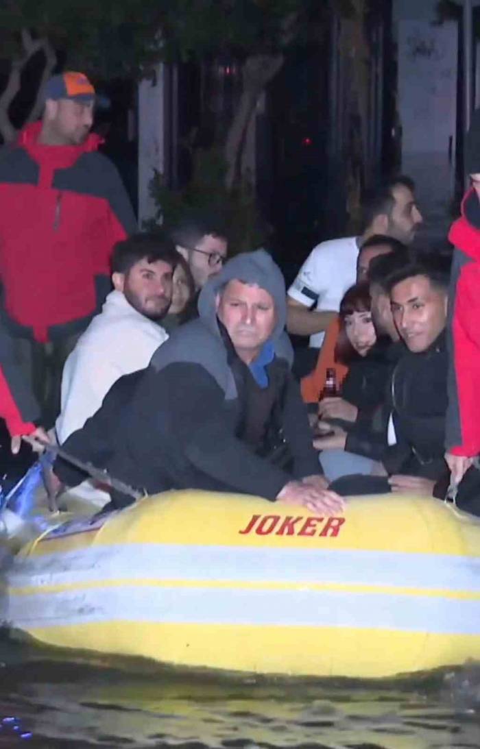 İzmir’de Selde Mahsur Kalan Vatandaşlar Botla Kurtarıldı