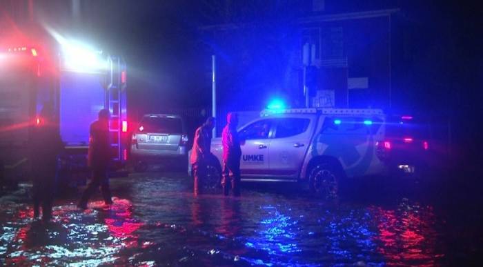 İzmir’de Ev Ve İş Yerlerini Su Basarken Mahsur Kalanları Zabıta Kurtardı