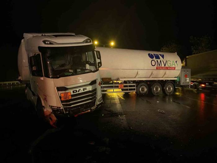 Lng Tankeri Bariyerlere Çarptı: 1 Yaralı