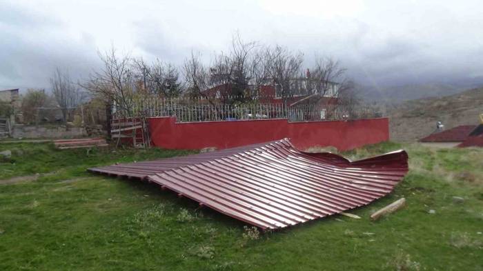 Kayseri’de 6 Tonluk Çatı Şiddetli Rüzgara Dayanamadı