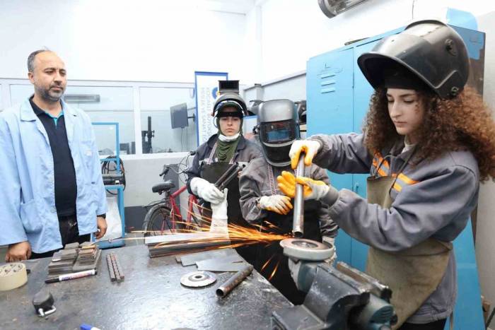 Kızlar Erkek Öğrencilere Meydan Okudu