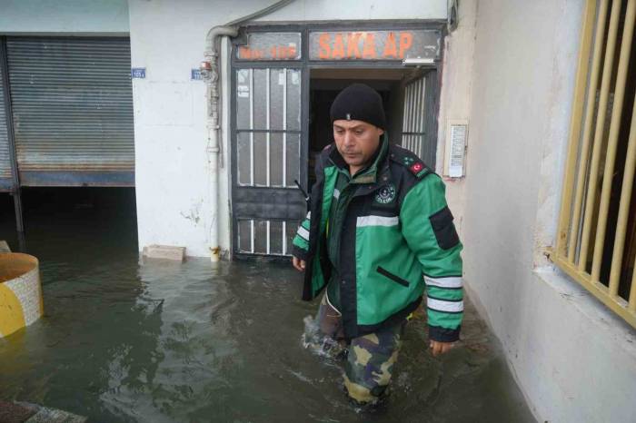 Fırtına Felç Etti: Evler Suyla Doldu, Vatandaşlar Dışarıya Çıkamadı