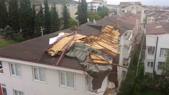 Rüzgara Dayanamadı, Karşı Binanın Çatısına Uçtu