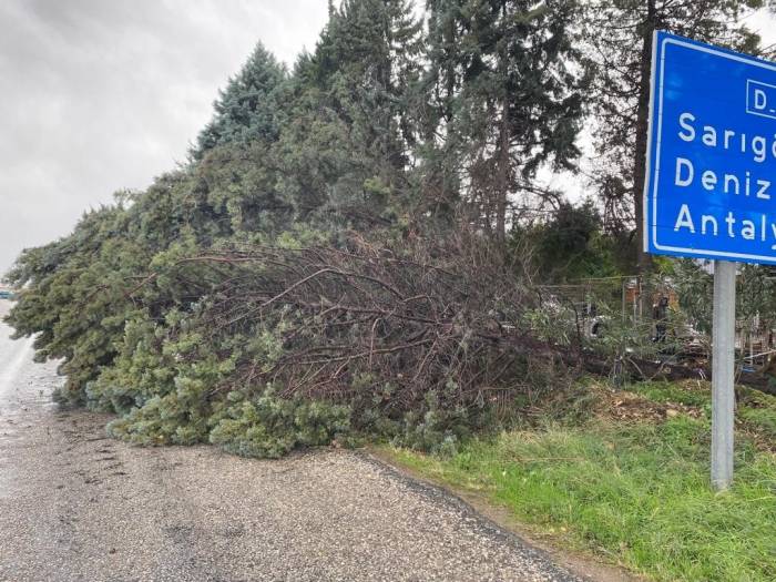 Manisa’da Fırtına Ve Kar Yağışı Etkili Oluyor