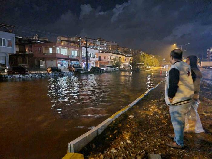 Milas’ı Sağanak Vurdu, Yollar Göle Döndü, Evlere Su Bastı
