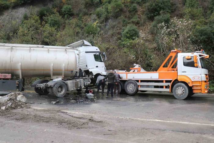 Kontrolden Çıkan Tır Makasladı, D-650 Kara Yolu Trafiğe Kapandı