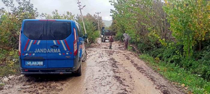 Seydikemer’de Dere Taştı, Mahsur Kalan Hayvanlar Kurtarıldı
