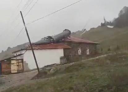 Amasya’da Fırtına Cami Minaresini Devirdi, Kopan Çatıyı Bomba Patladı Zannettiler