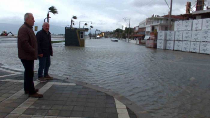 Balıkesir’de Kabaran Deniz Sokaklara Taştı, Yazlıkları Su Bastı