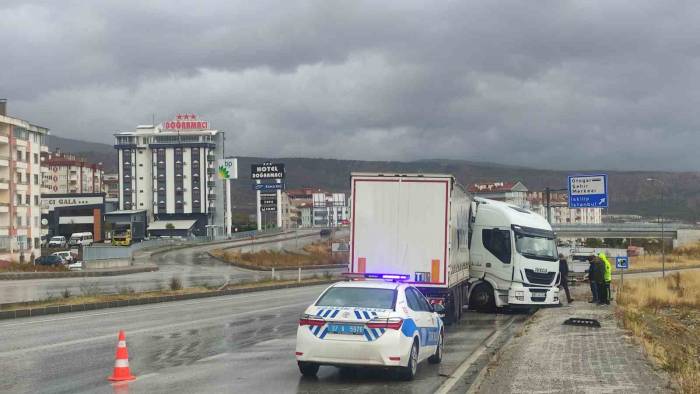 D100’de Makaslayan Tır Trafikte Aksamaya Sebep Oldu
