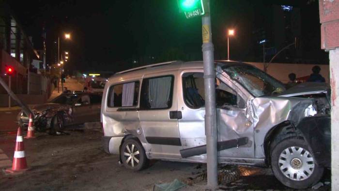 Ümraniye’de 2 Araç Kafa Kafaya Çarpıştı: 2 Hafif Yaralı